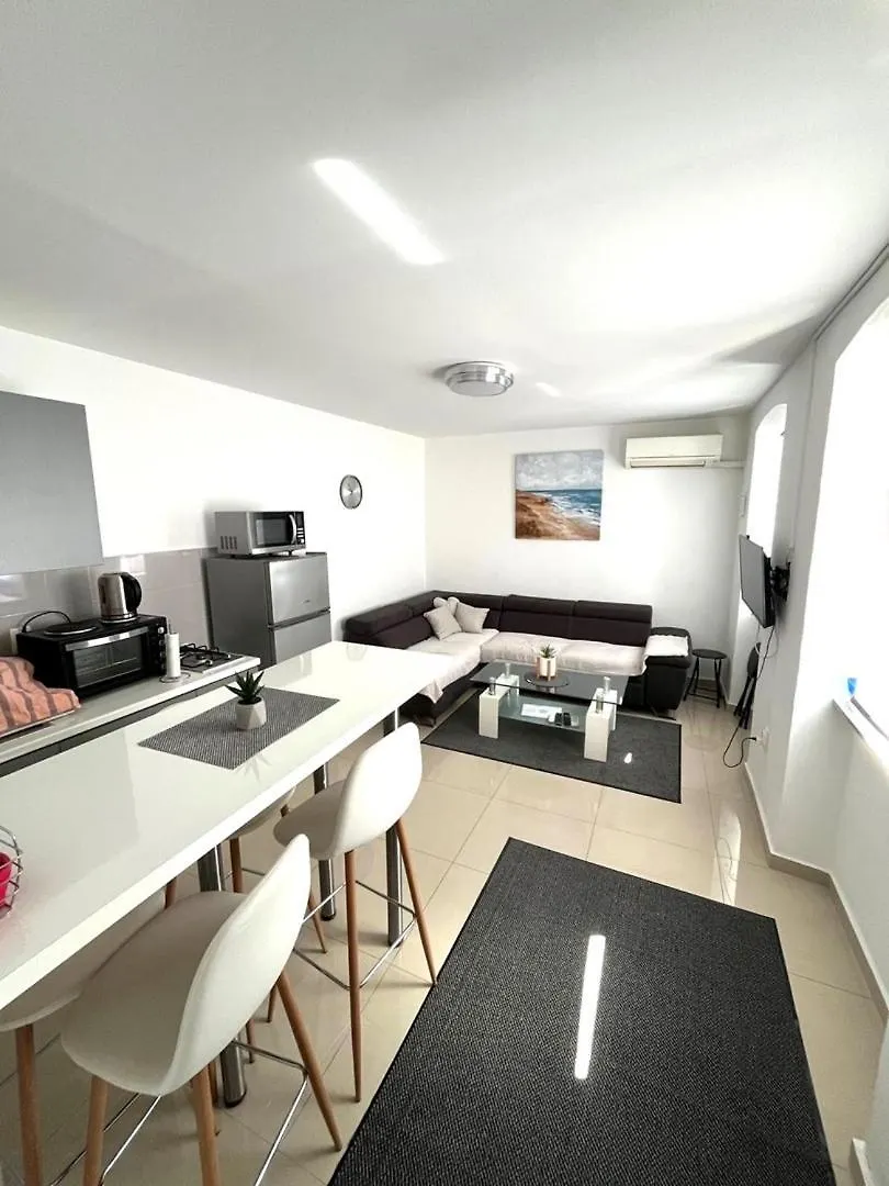 City Centre Apartment With Terrace 2 Pula